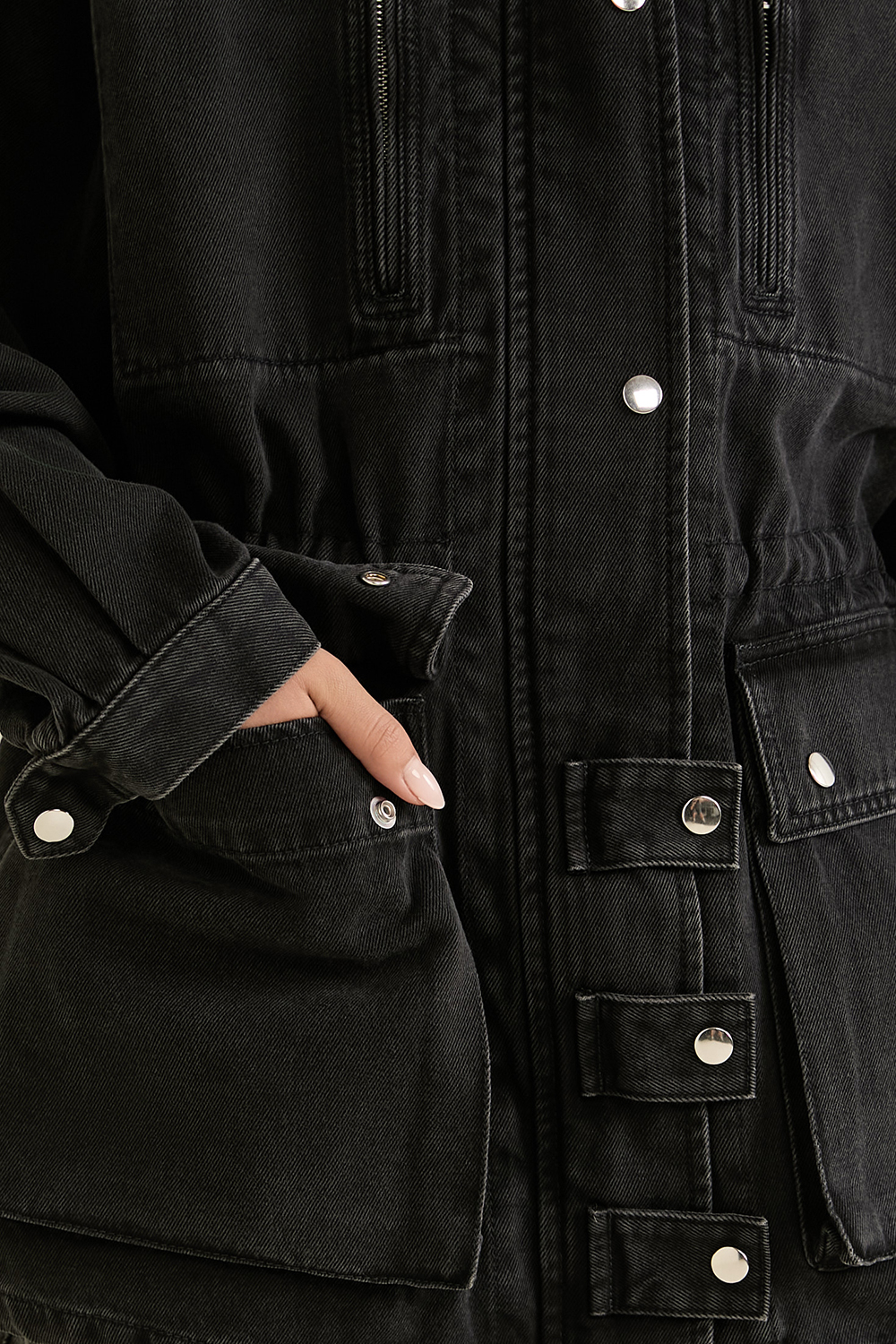 תמונת תקריב דוגמן של ז'קט ג'ינס ארוך