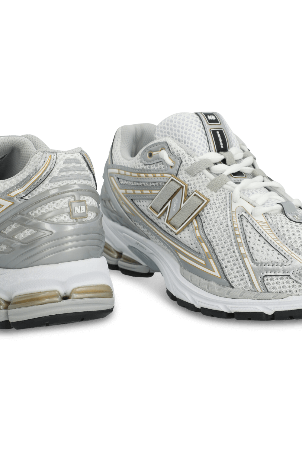 תמונת תקריב של נעלי סניקרס 1906R