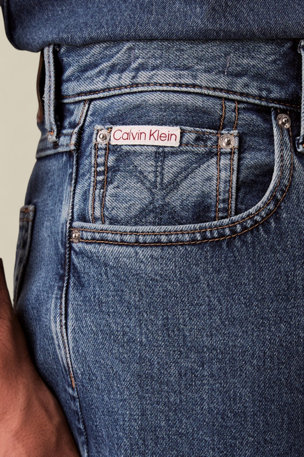 תמונת תקריב דוגמן של מכנסי ג'ינס בגזרה ישרה