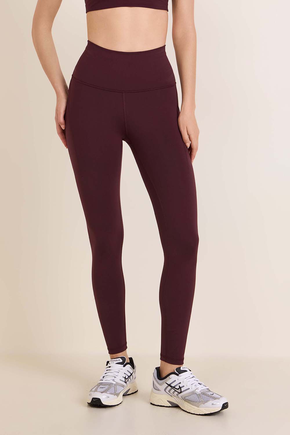 תמונת דוגמן קידמית של Wunder Train High-Rise Tight with Pockets 25