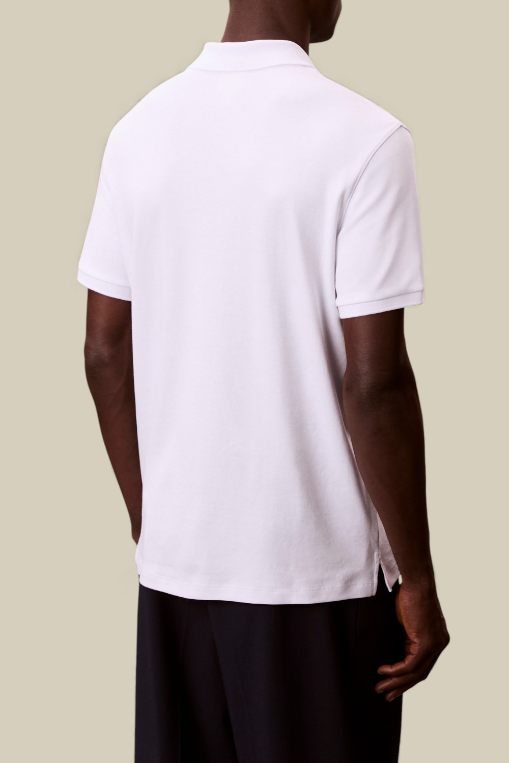 תמונת דוגמן אחורית של חולצת פולו