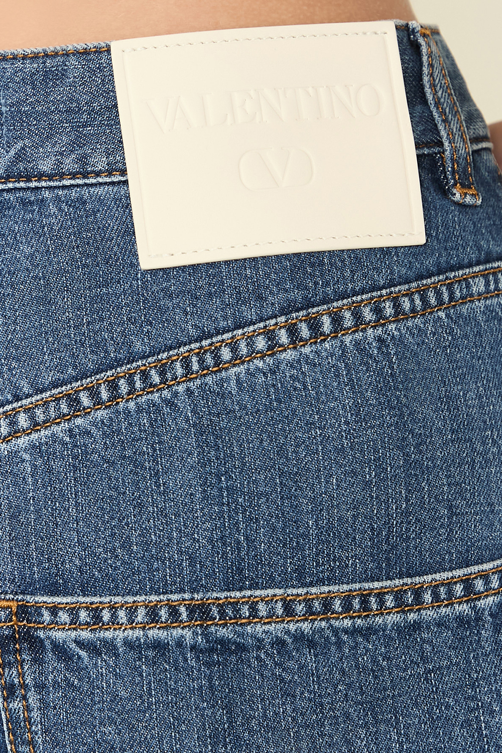 תמונת תקריב דוגמן של מכנסי ג'ינס בגזרה מתרחבת