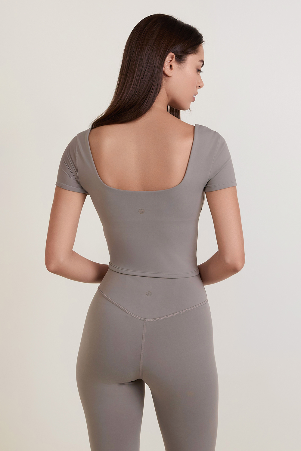 תמונת דוגמן אחורית של Wunder Under SmoothCover Square-Neck T-Shirt