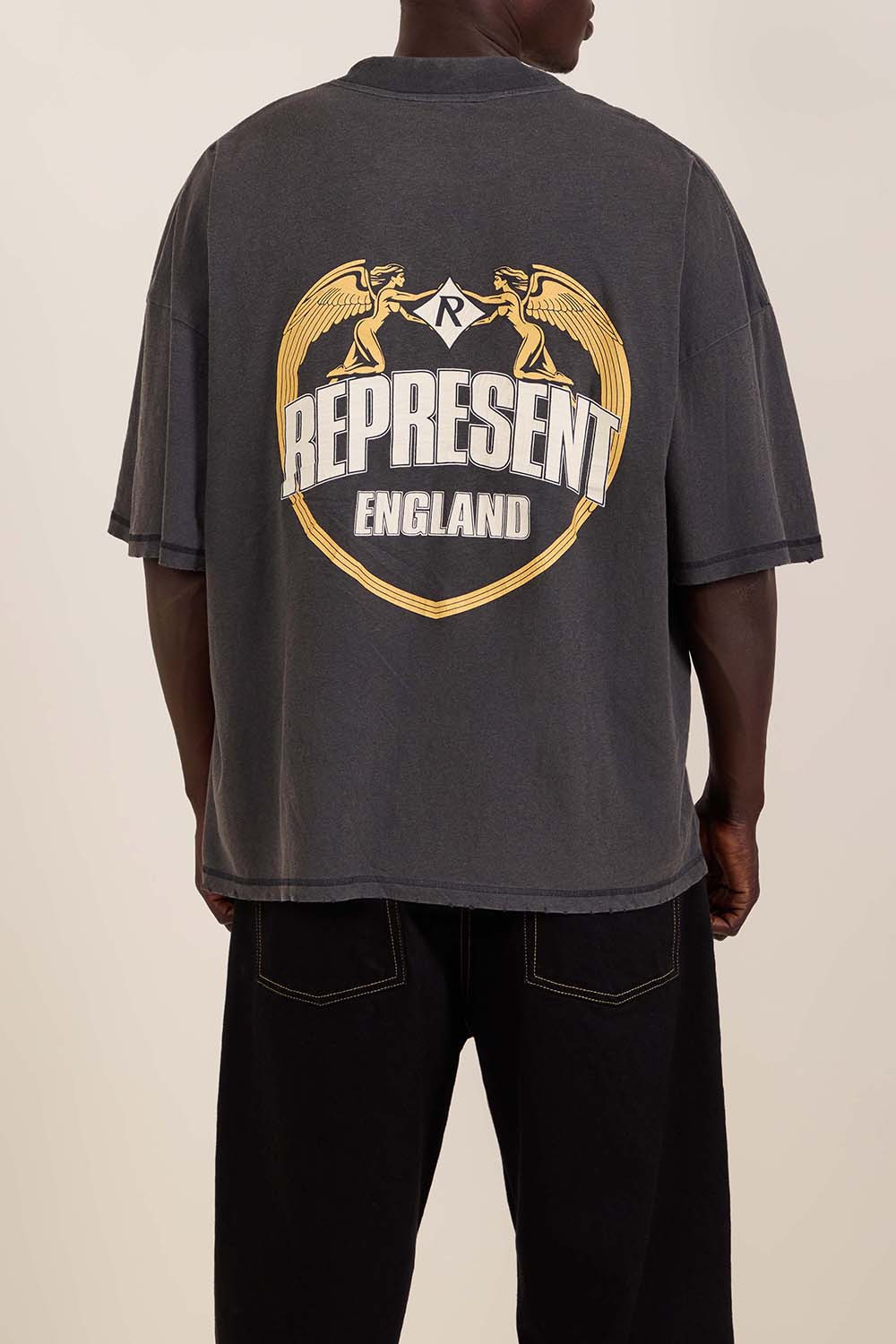 תמונת תקריב דוגמן של חולצת טי אנג'ל