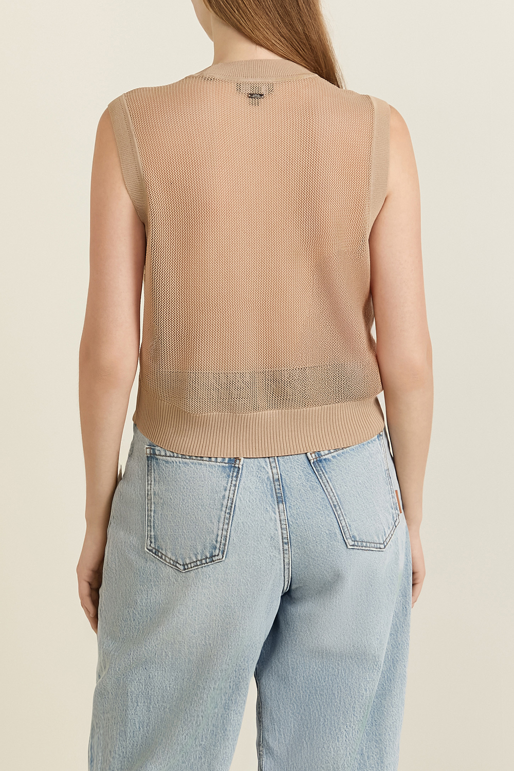 תמונת דוגמן אחורית של גופיית סריג רשת