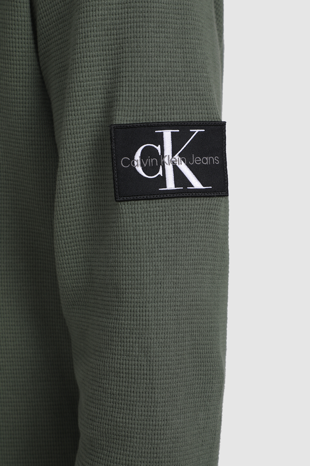 תמונת תקריב דוגמן של חולצת טי עם שרוולים ארוכים