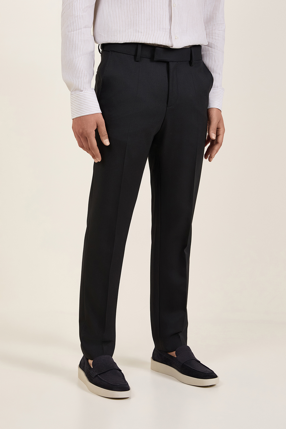 תמונת דוגמן קידמית של מכנסיים ארוכים סלים פיט