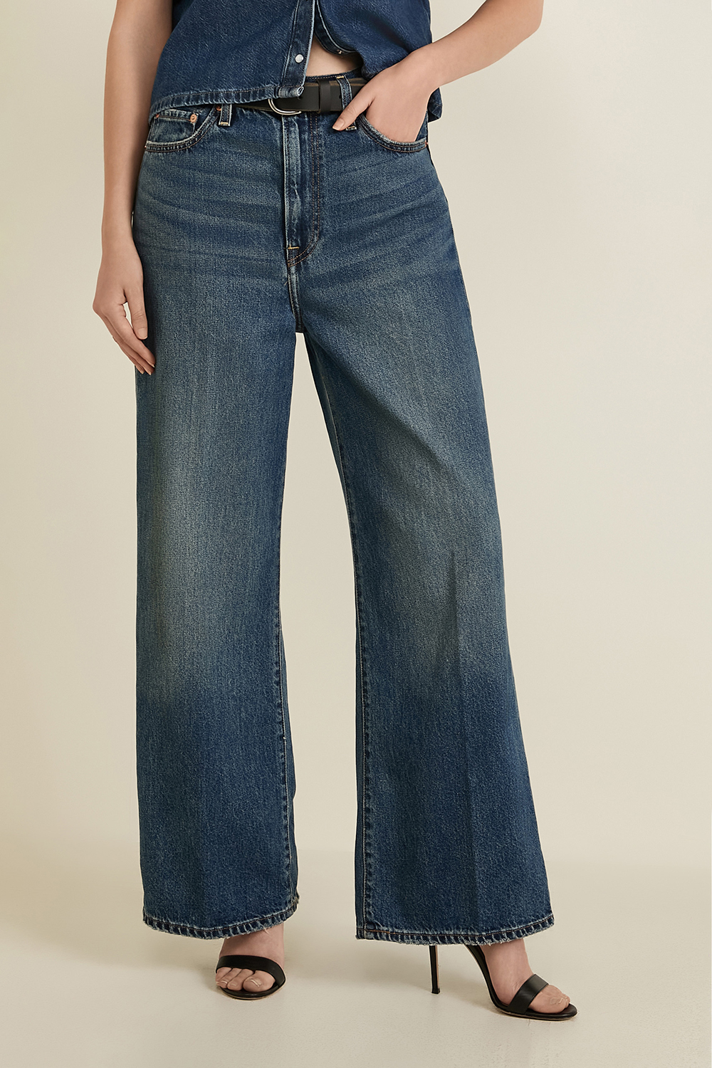 תמונת דוגמן קידמית של מכנסי ג'ינס בגזרה רחבה