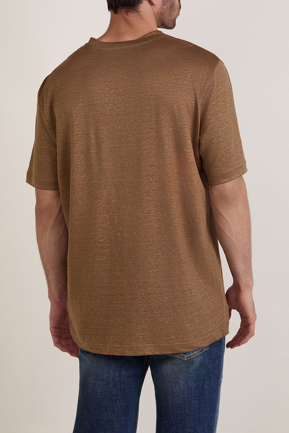 תמונת דוגמן אחורית של חולצת טי