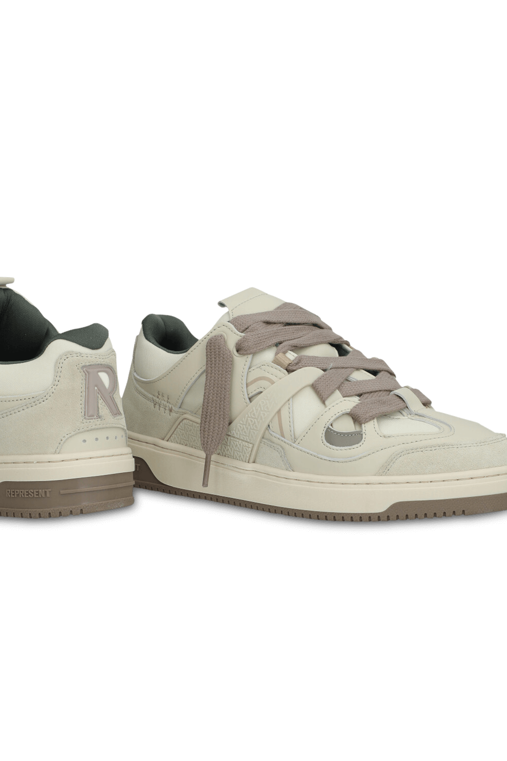 תמונת תקריב של נעלי סניקרס