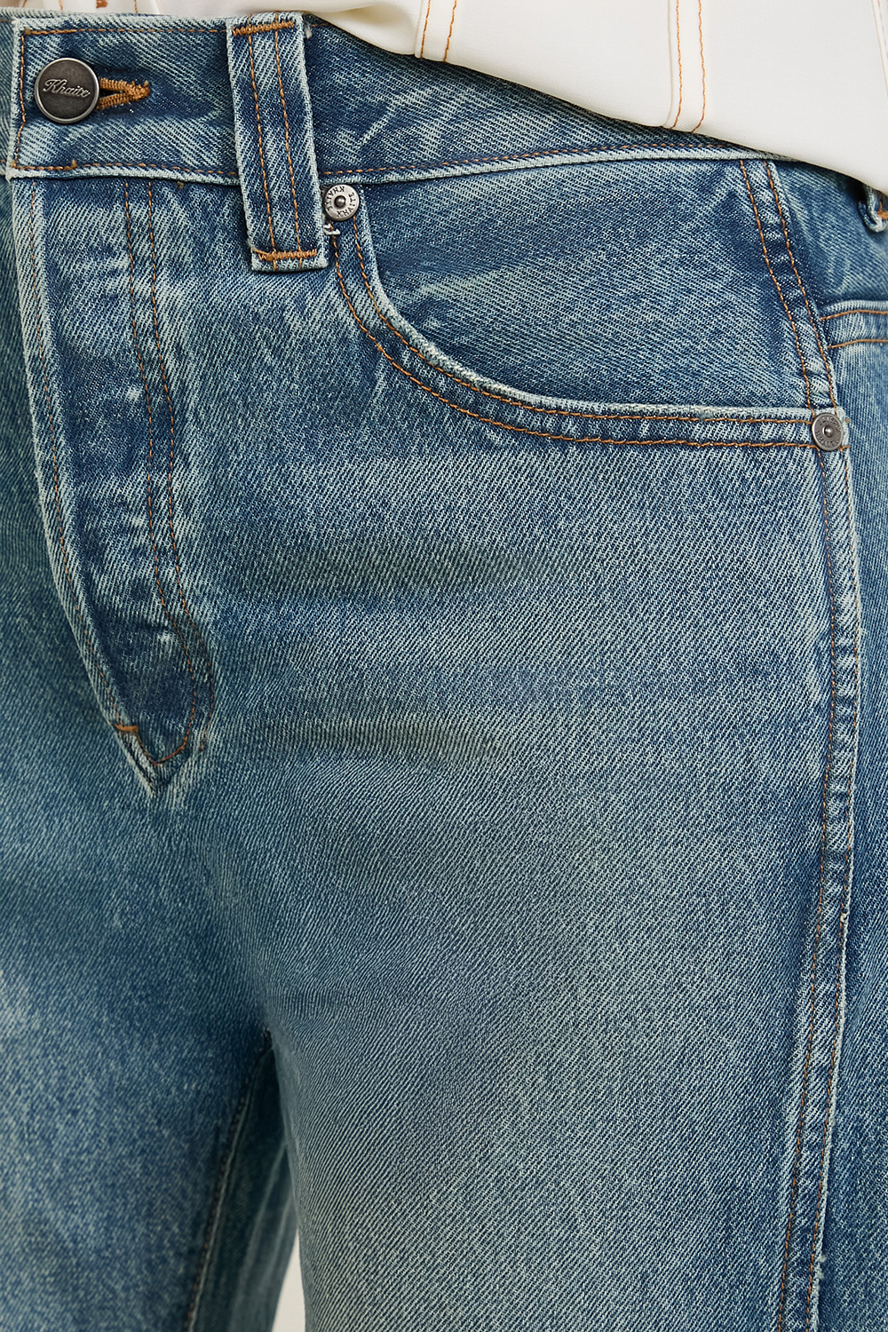 תמונת תקריב דוגמן של מכנסי ג'ינס ישרים בגזרה צרה