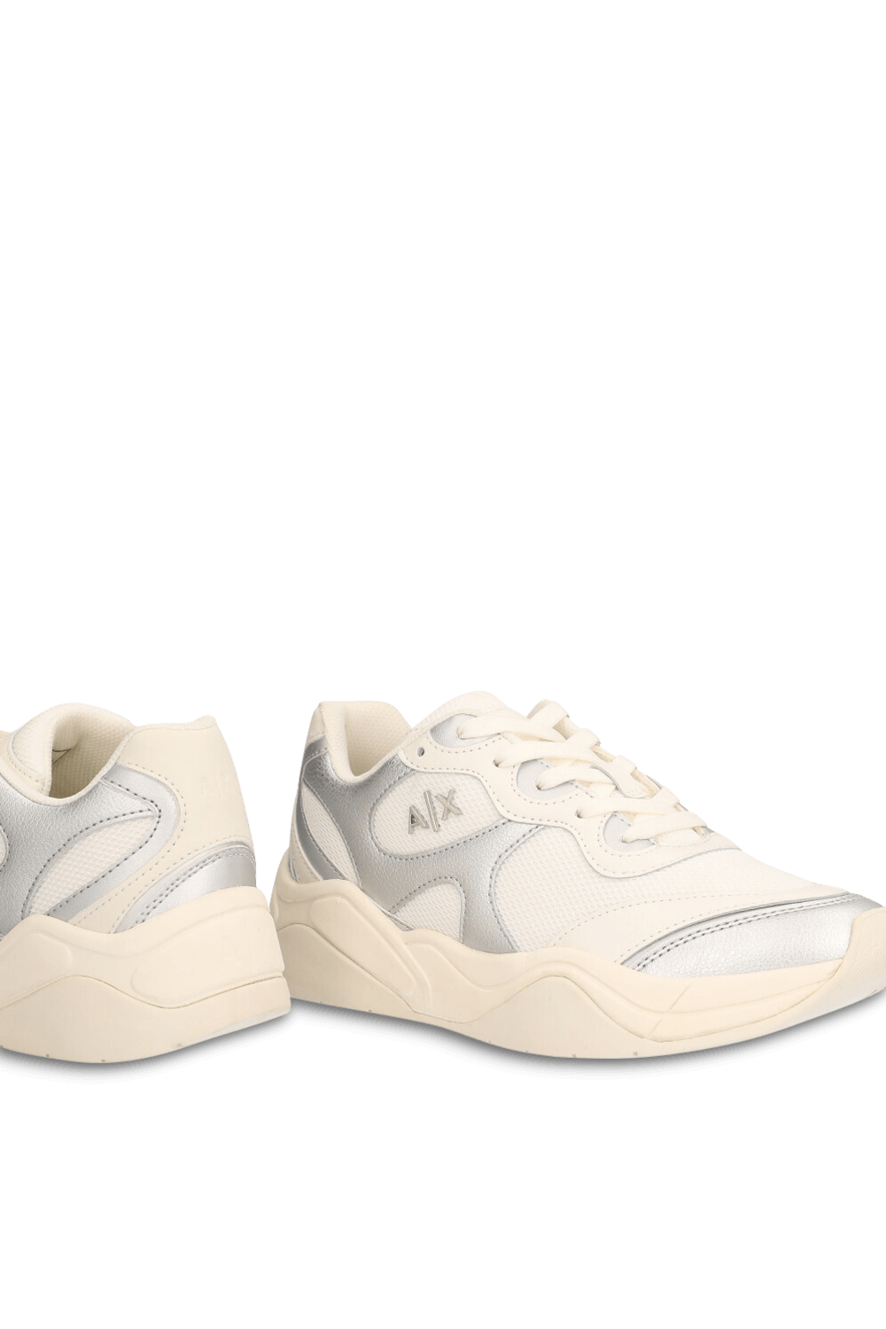 תמונת תקריב של נעלי סניקרס