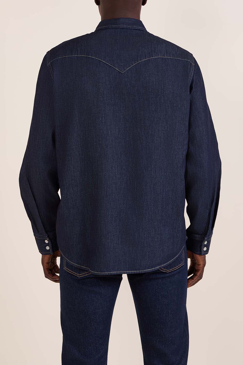 תמונת דוגמן אחורית של חולצה מכופתרת