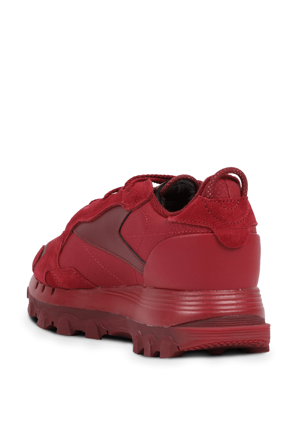 תמונה אחורית של קארדי בי X ריבוק סניקרס קלאסיות בגוון בורדו