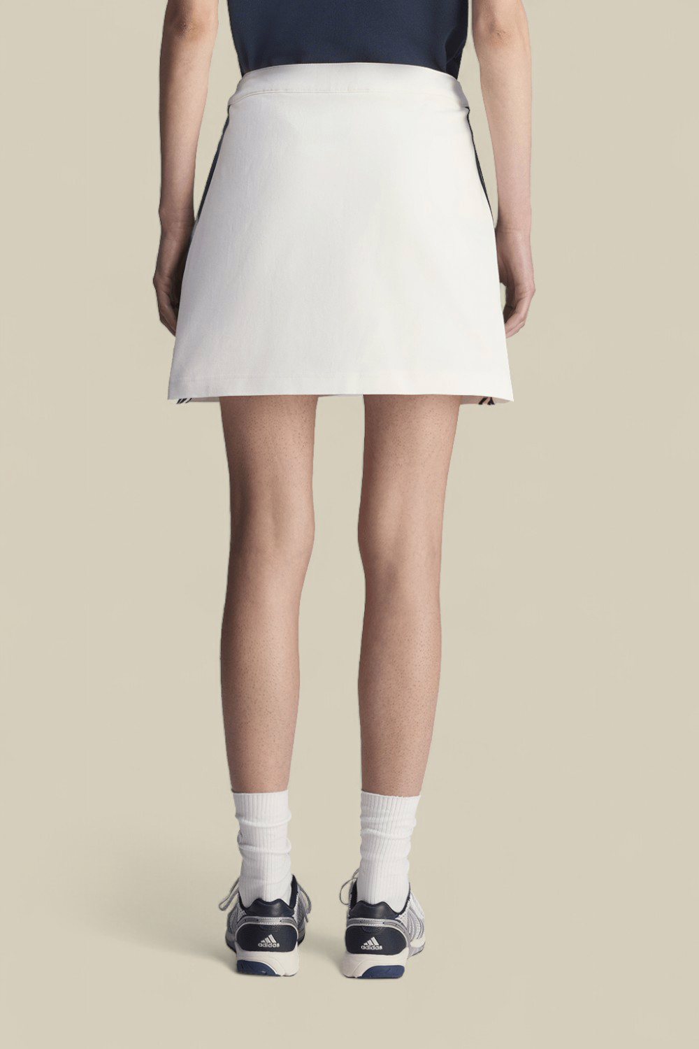 תמונת דוגמן אחורית של ספורטי אנד ריץ' X חצאית מיני