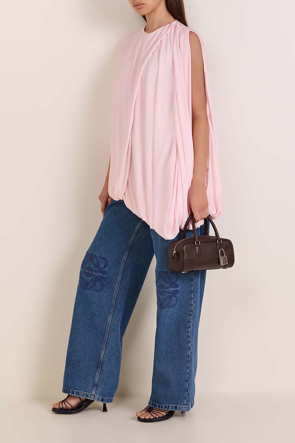 תמונת דוגמן קידמית של סנדלי עקב