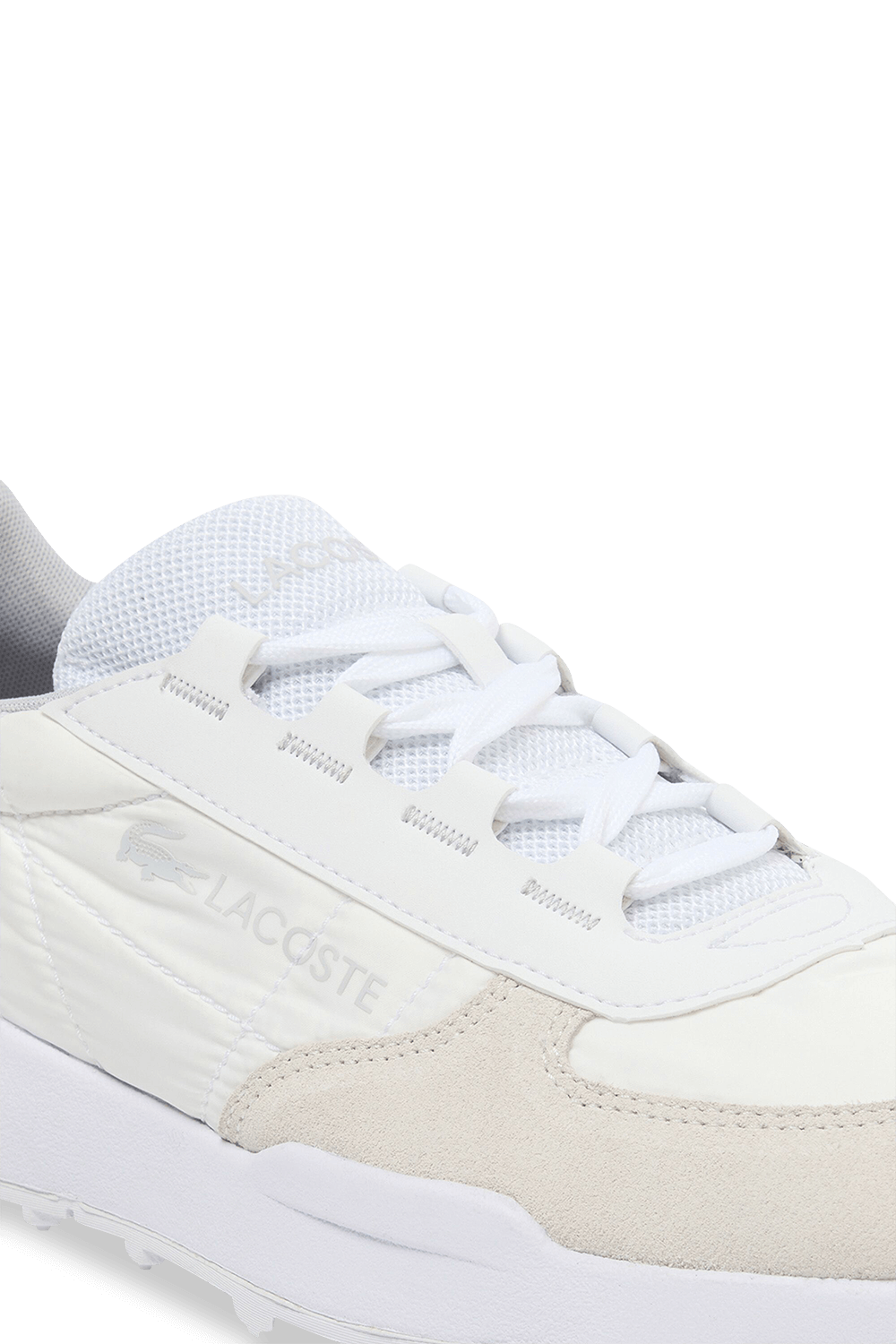 תמונת תקריב של נעלי סניקרס אליט