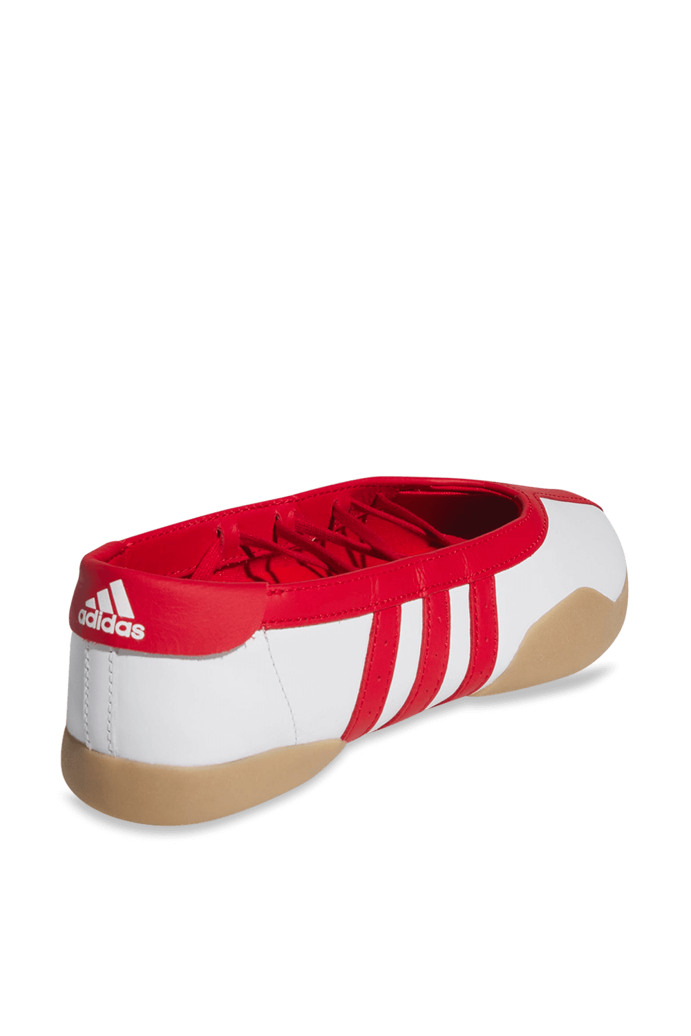 תמונת תקריב של נעלי בלרינה טאקוונדו