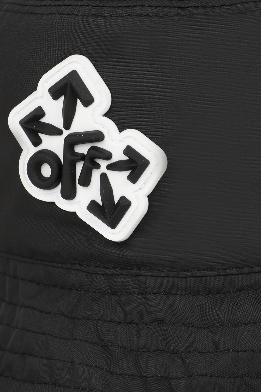 תמונת תקריב של גילאי 1-2 כובע באקט שחור עם לוגו