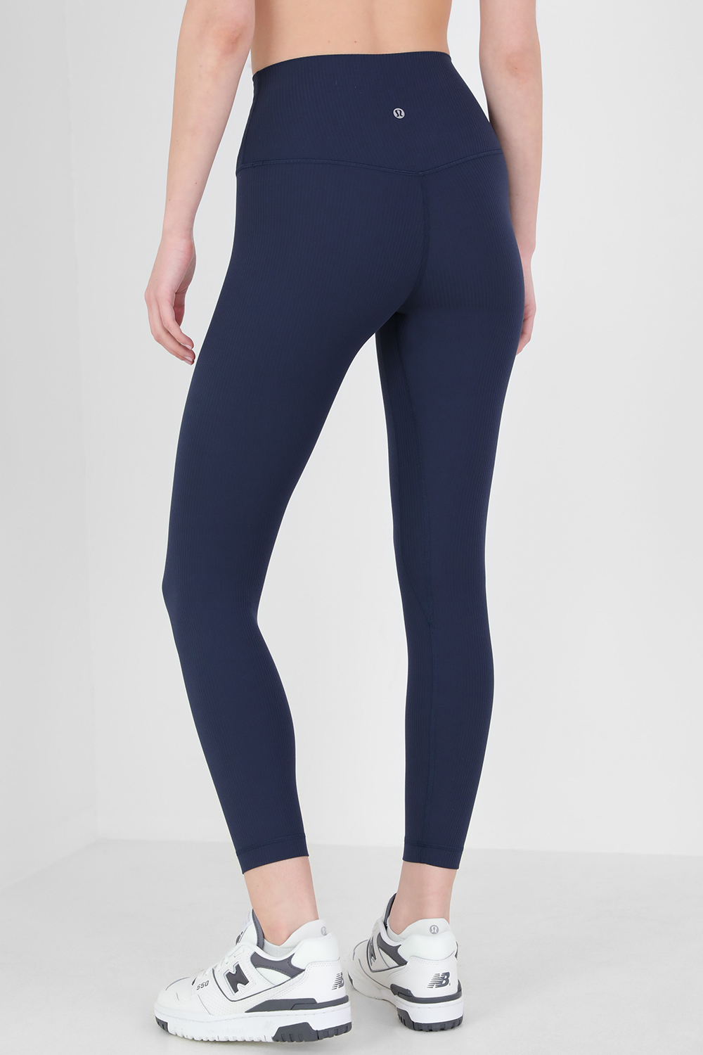 תמונת דוגמן אחורית של Align™ Ribbed High-Rise Pant 25