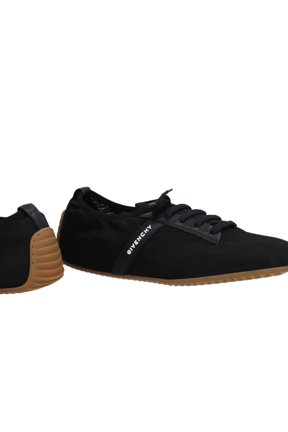 תמונת תקריב של נעלי סניקרס רשת