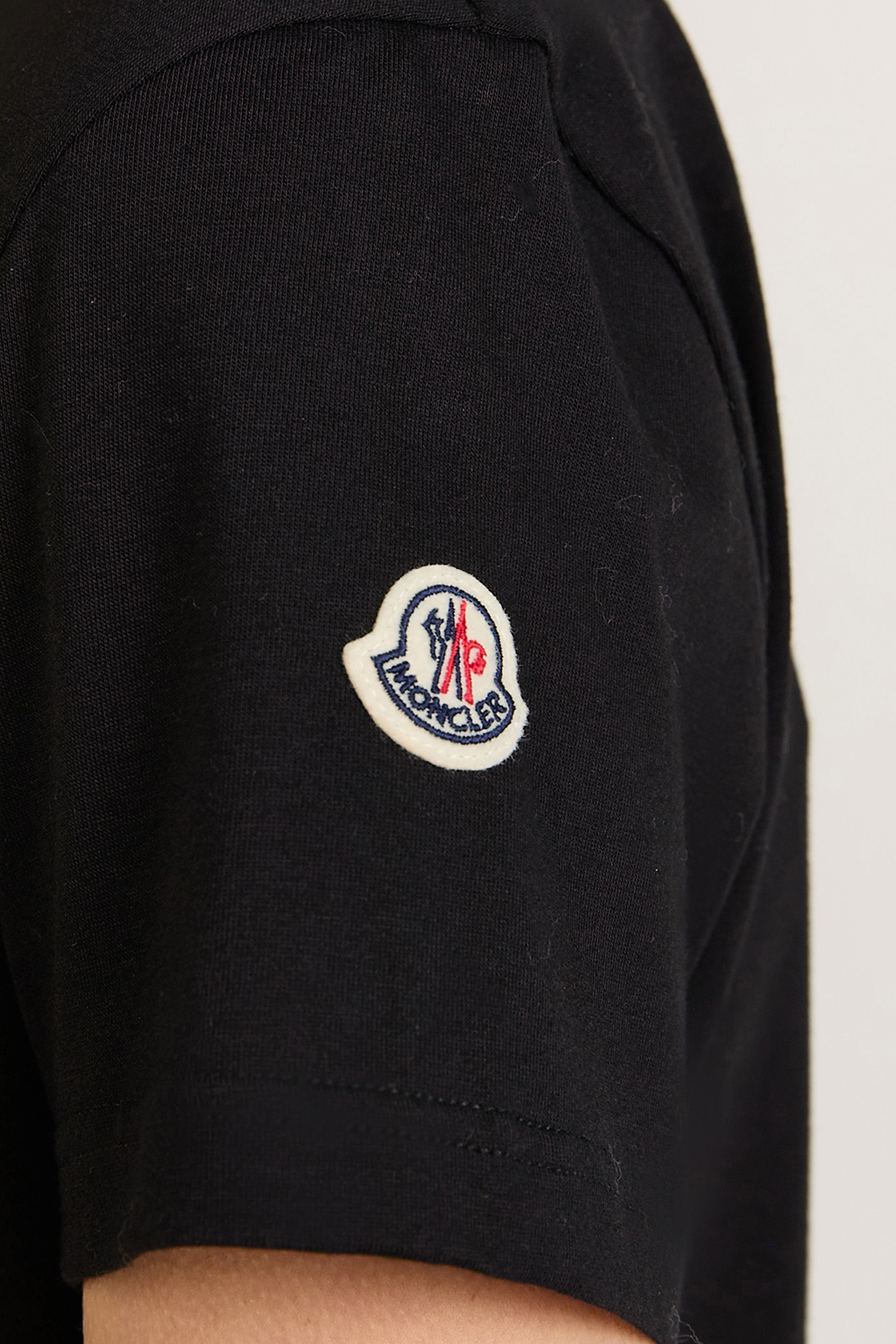 תמונת תקריב דוגמן של חולצת טי