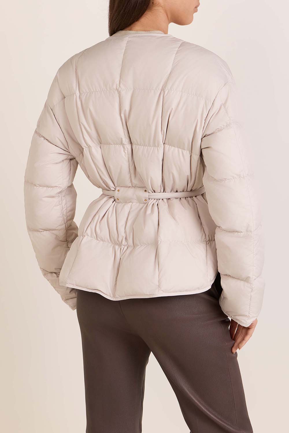 תמונת דוגמן אחורית של ז'קט פוך קצר