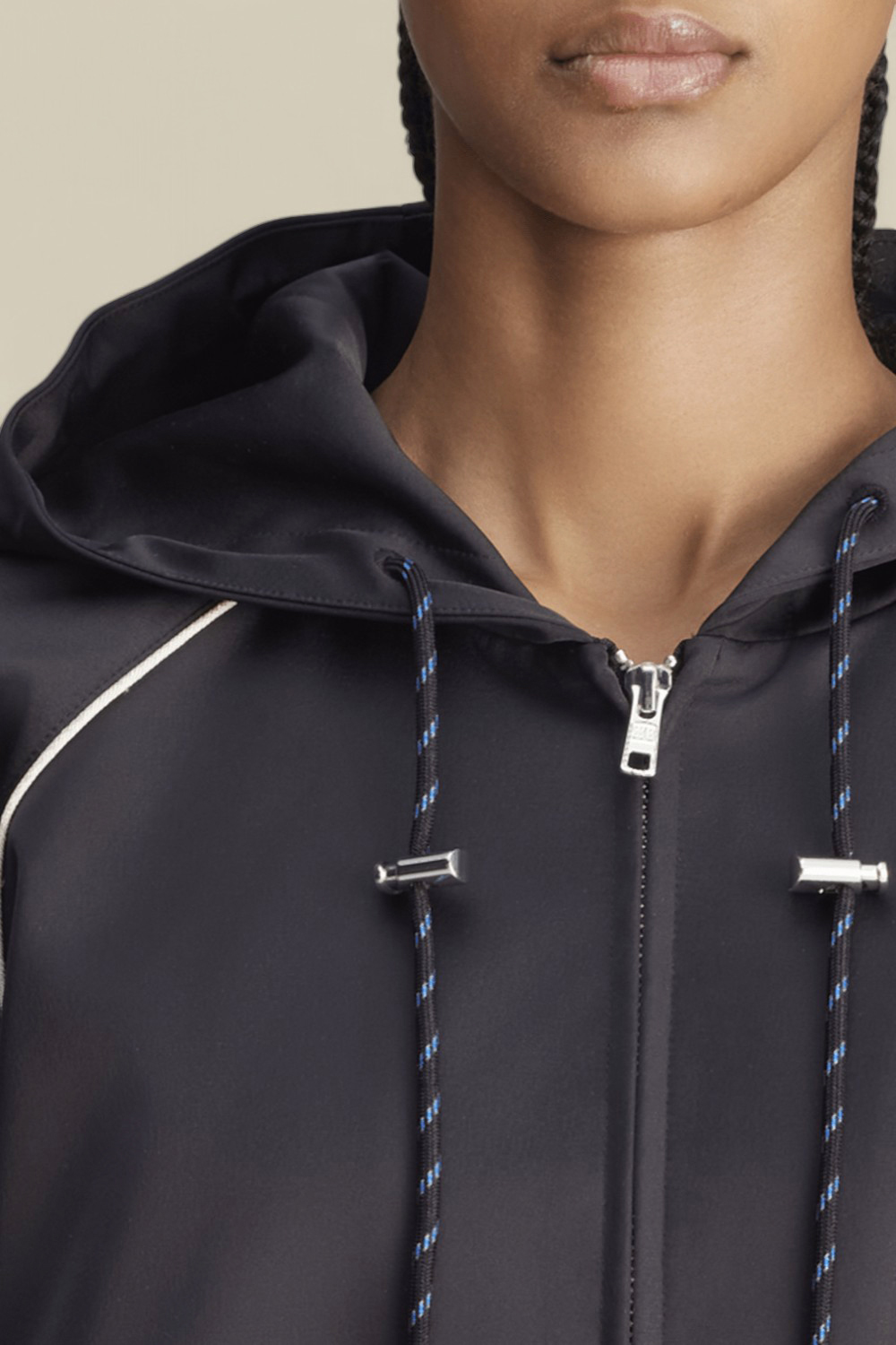 תמונת תקריב דוגמן של אדידס X וולס בונר סווטשירט קפוצ'ון