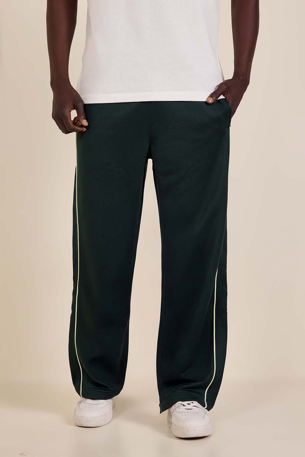 תמונת דוגמן קידמית של מכנסי ג'וג