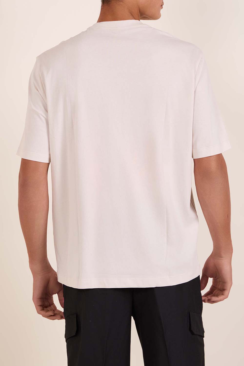 תמונת דוגמן אחורית של חולצת טי