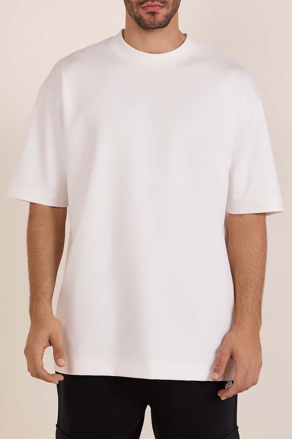 תמונת דוגמן קידמית של חולצת טי משוחררת