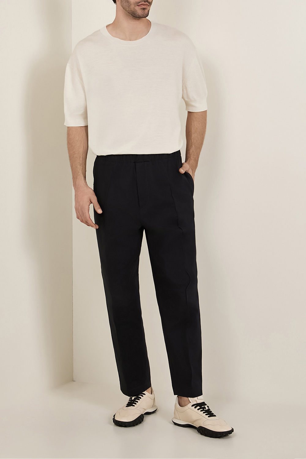 תמונת דוגמן קידמית של נעלי סניקרס