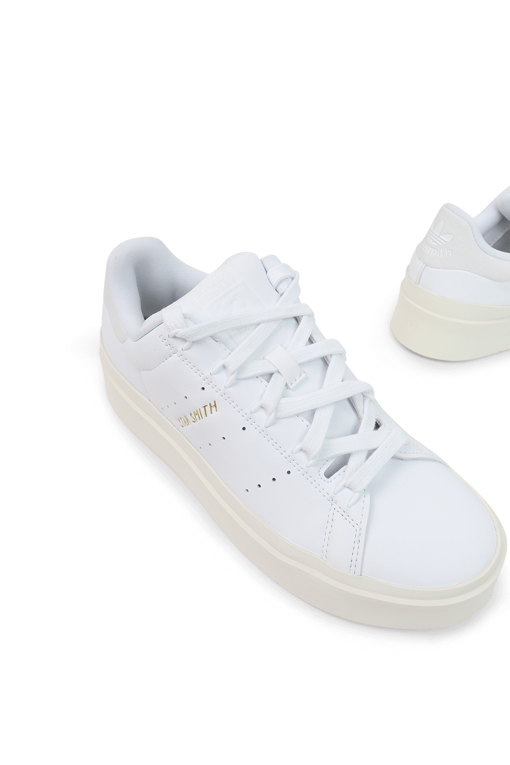 תמונת תקריב של נעלי סניקרס סטאן סמיט בונגה