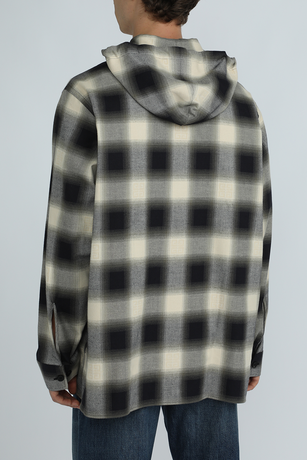 תמונת דוגמן אחורית של חולצה מכופתרת פלנל