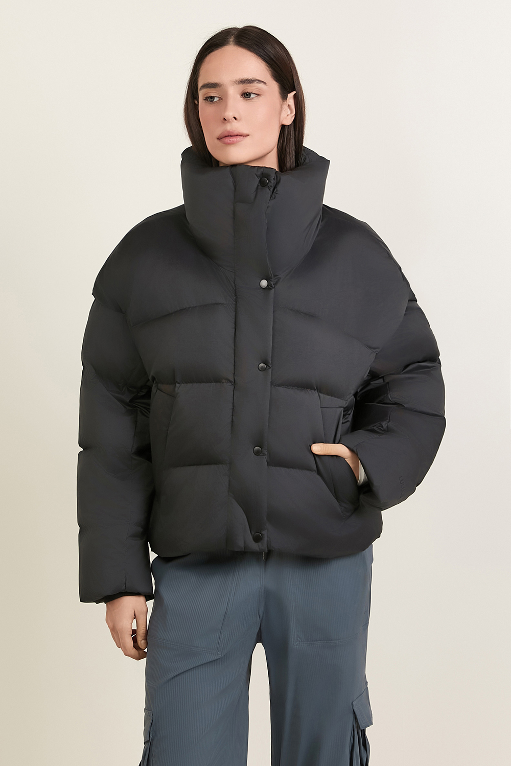 תמונת דוגמן קידמית של Transformable Down Jacket