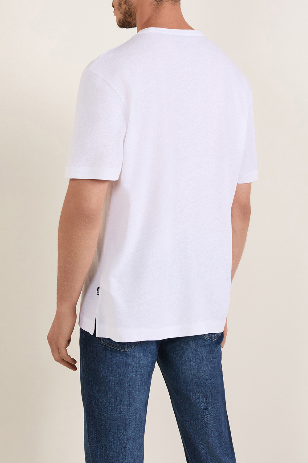 תמונת דוגמן אחורית של חולצת טי