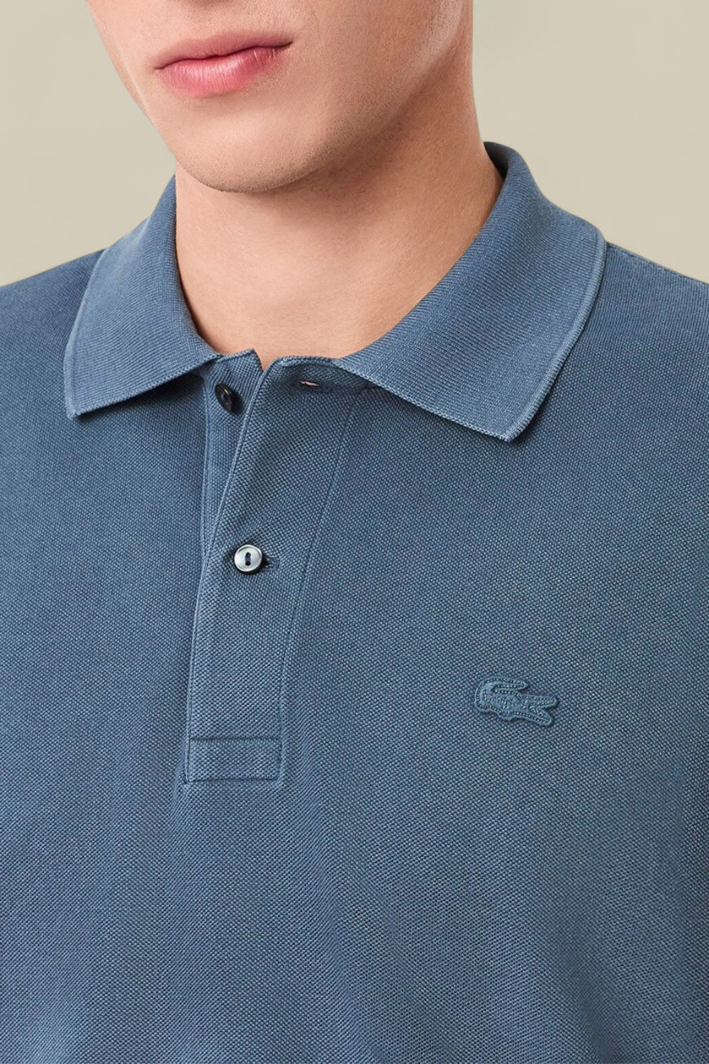 תמונת תקריב דוגמן של חולצת פולו L.12.12