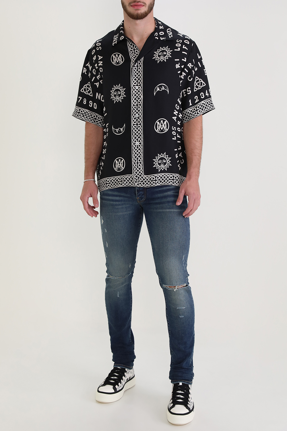 תמונת דוגמן קידמית של נעלי סניקרס בנדנה