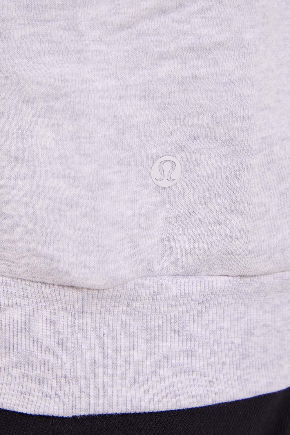 תמונת תקריב דוגמן של Steady State Pullover Hoodie