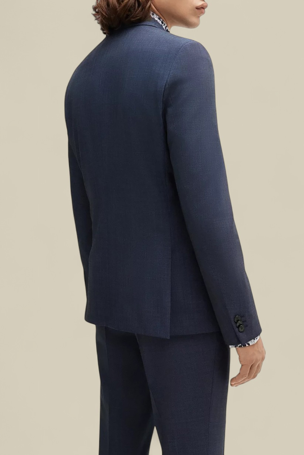 תמונת דוגמן אחורית של בלייזר מחויט