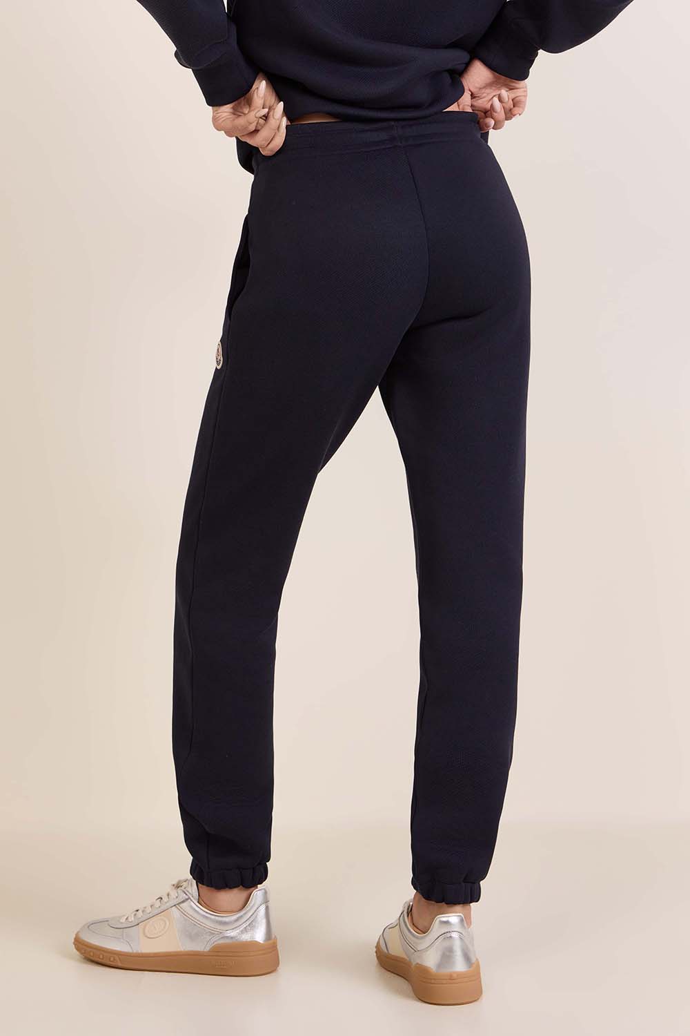 תמונת דוגמן אחורית של מכנסי ג'וג