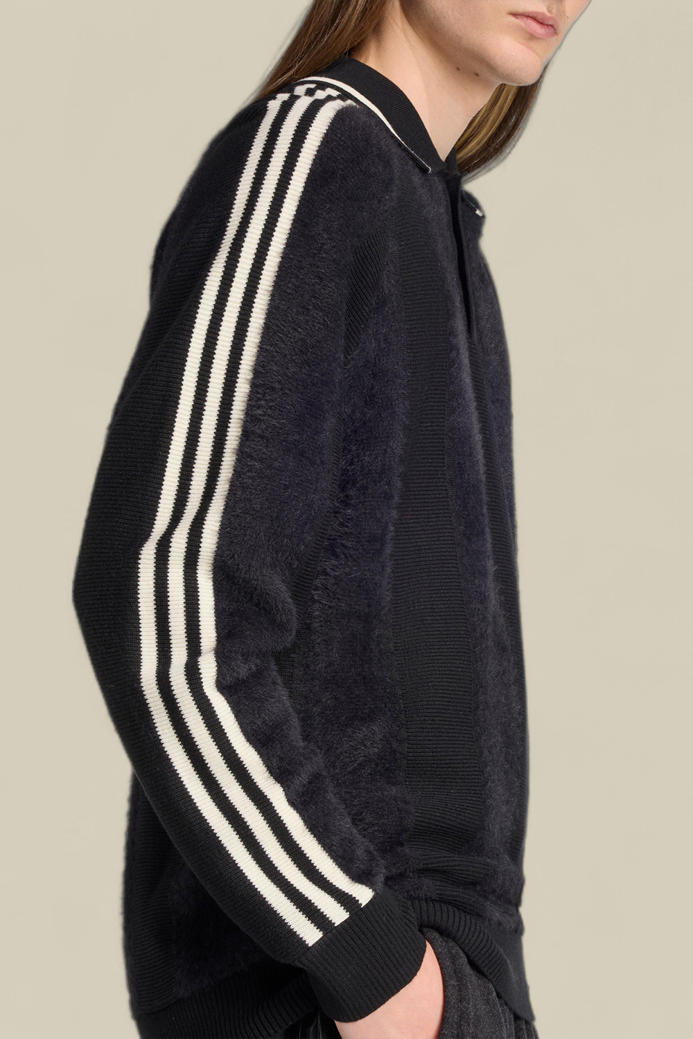 תמונת תקריב דוגמן של סווטשירט פולו