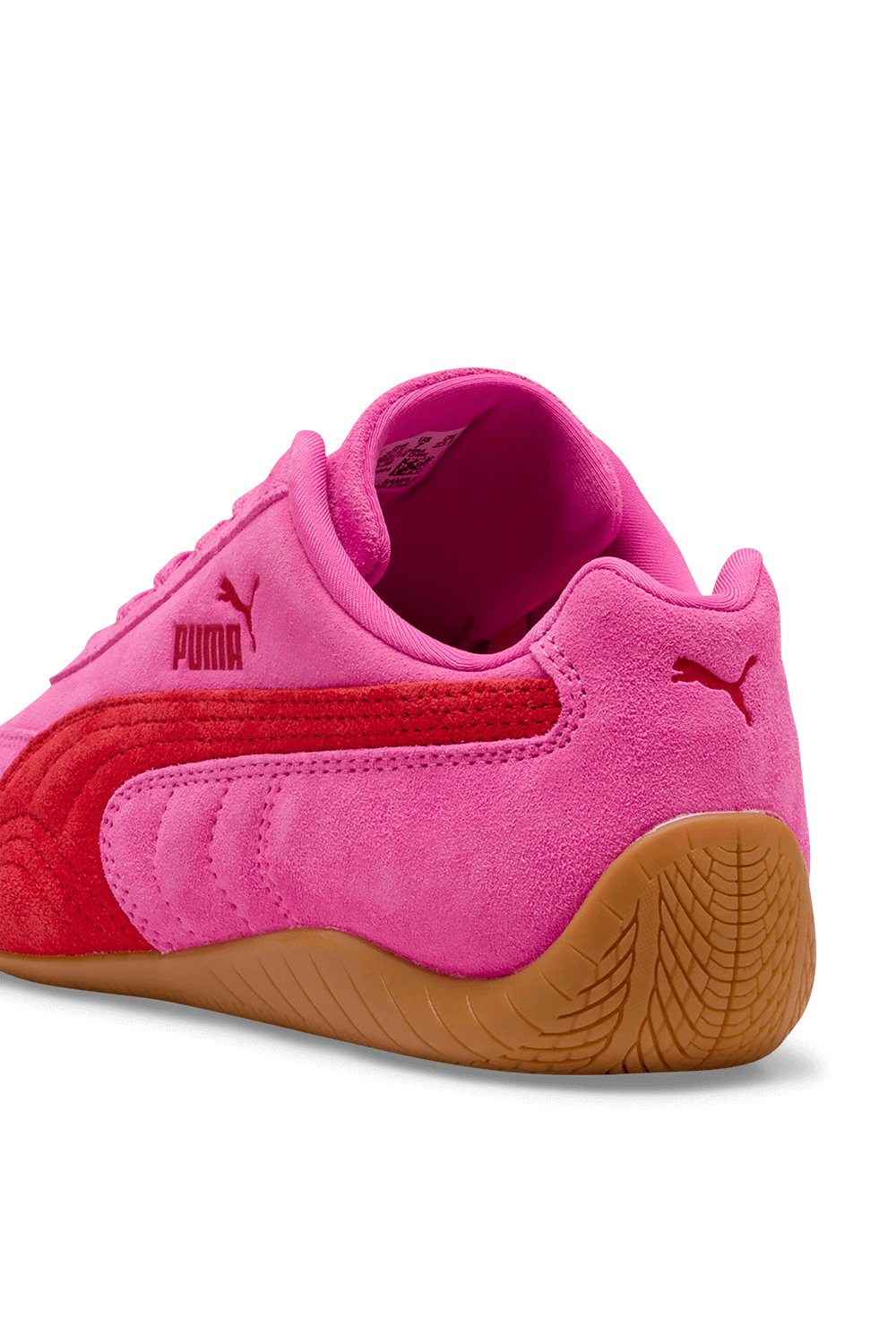 תמונת תקריב של נעלי סניקרס ספידקאט