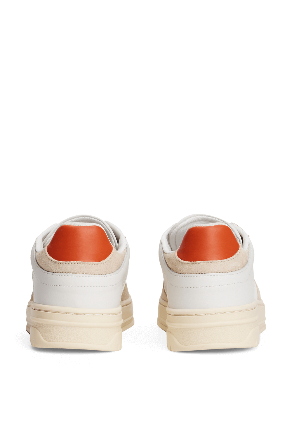 תמונת תקריב של נעלי סניקרס