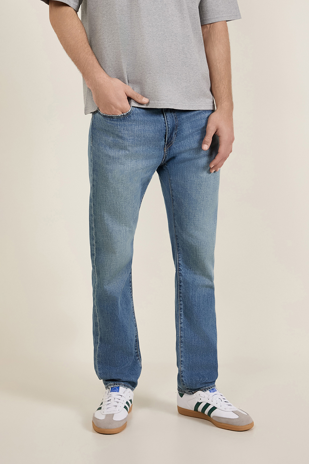 תמונת דוגמן קידמית של מכנסי ג'ינס טאפר 502 בגזרה ישרה