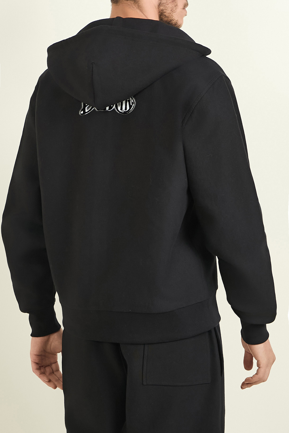 תמונת דוגמן אחורית של סווטשירט קפוצ'ון עם רוכסן