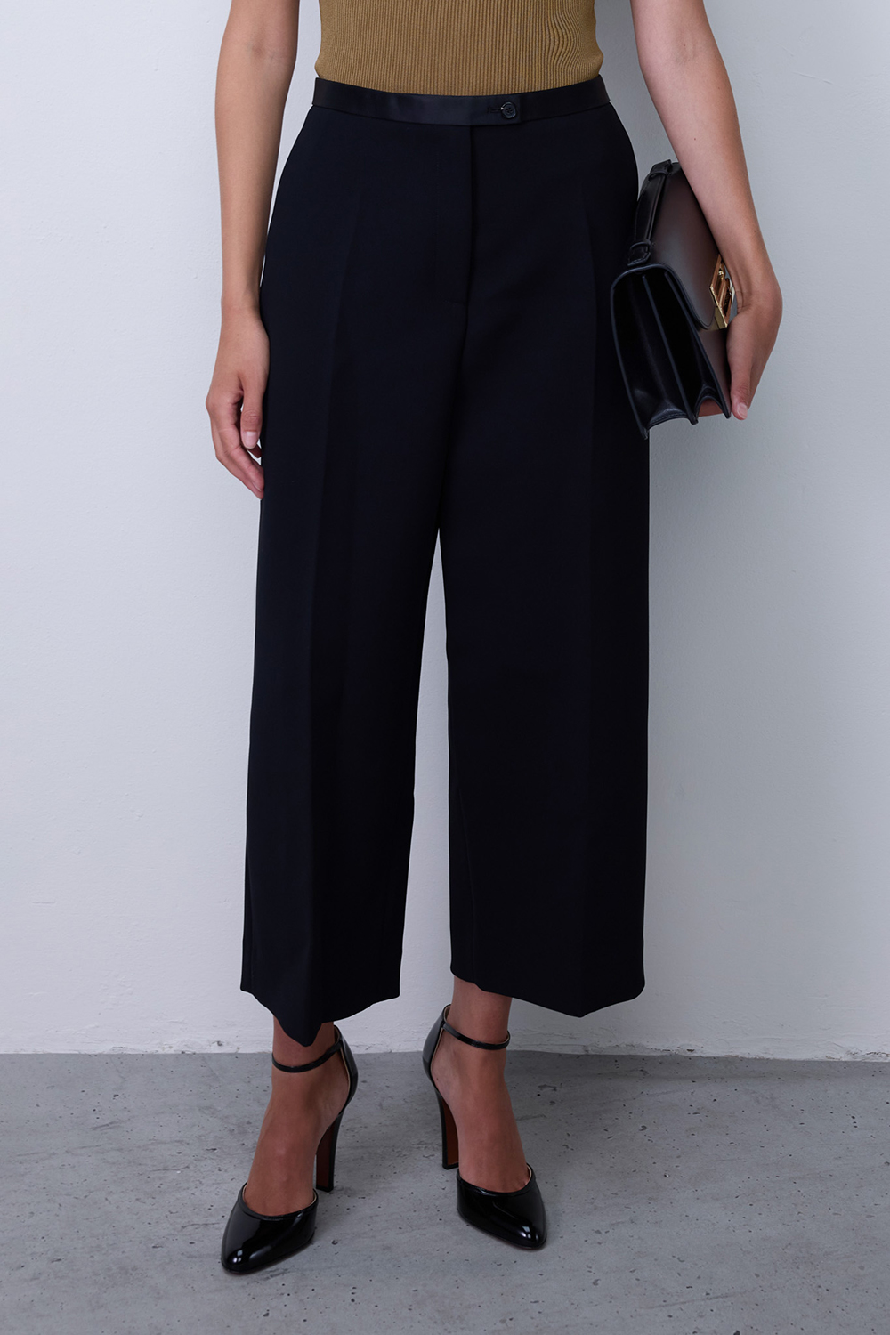 תמונת דוגמן קידמית של מכנסיים מחויטים בגזרה נמוכה