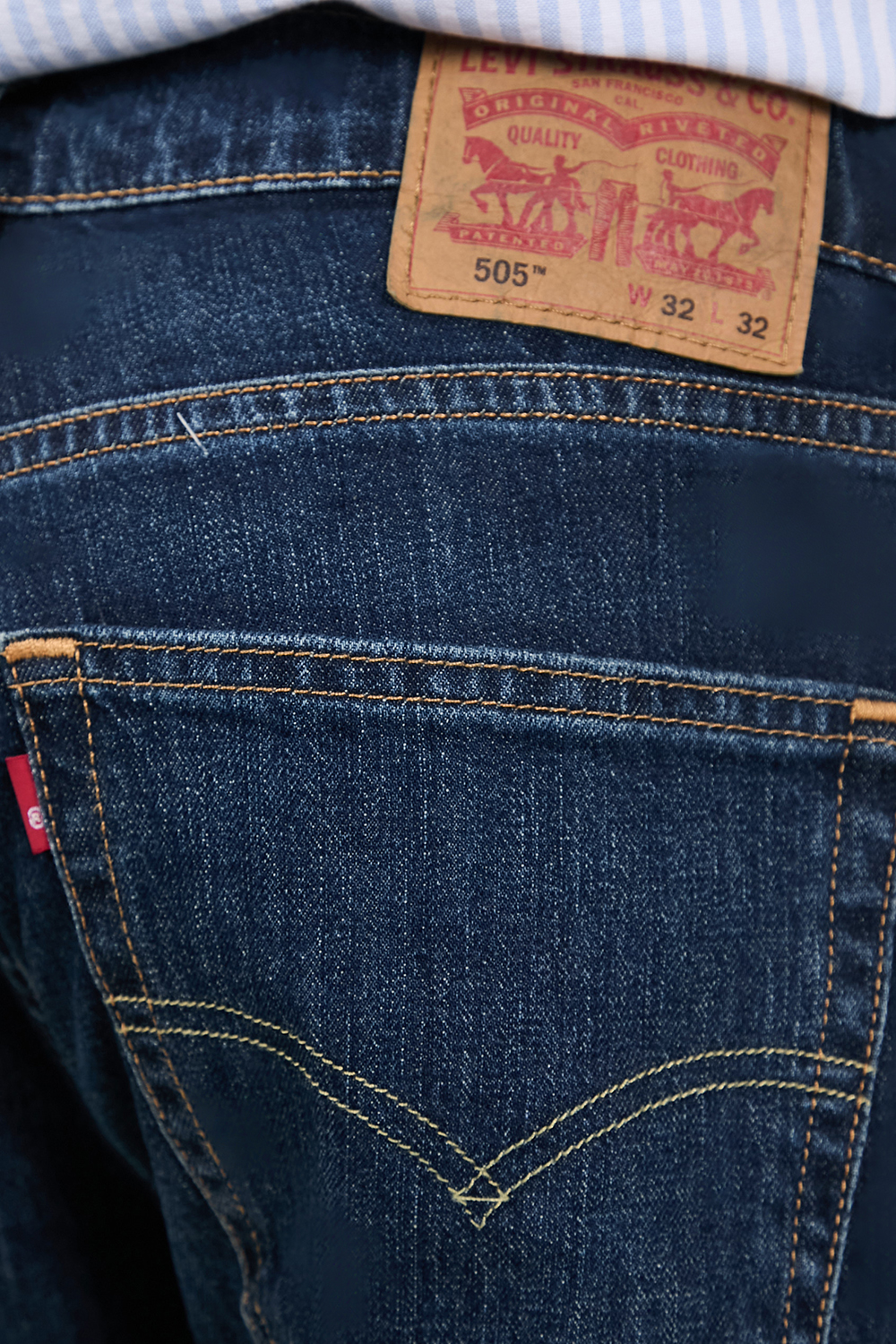 תמונת תקריב דוגמן של מכנסי ג`ינס 505 בגזרה ישרה