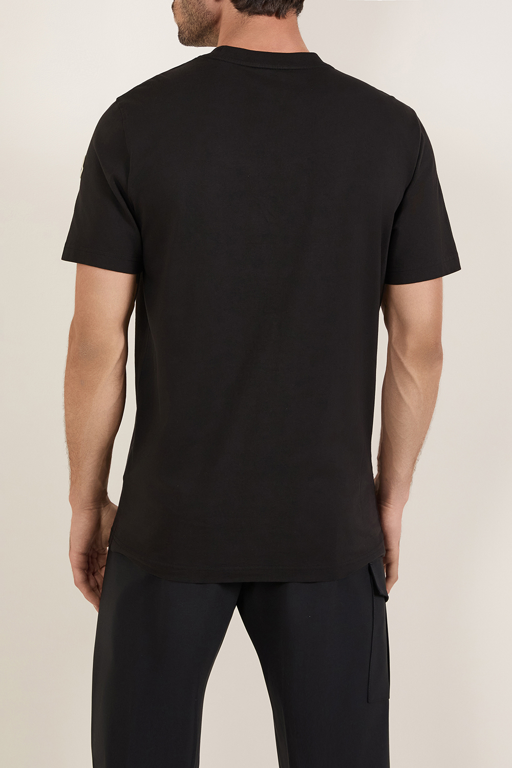 תמונת דוגמן אחורית של חולצת טי