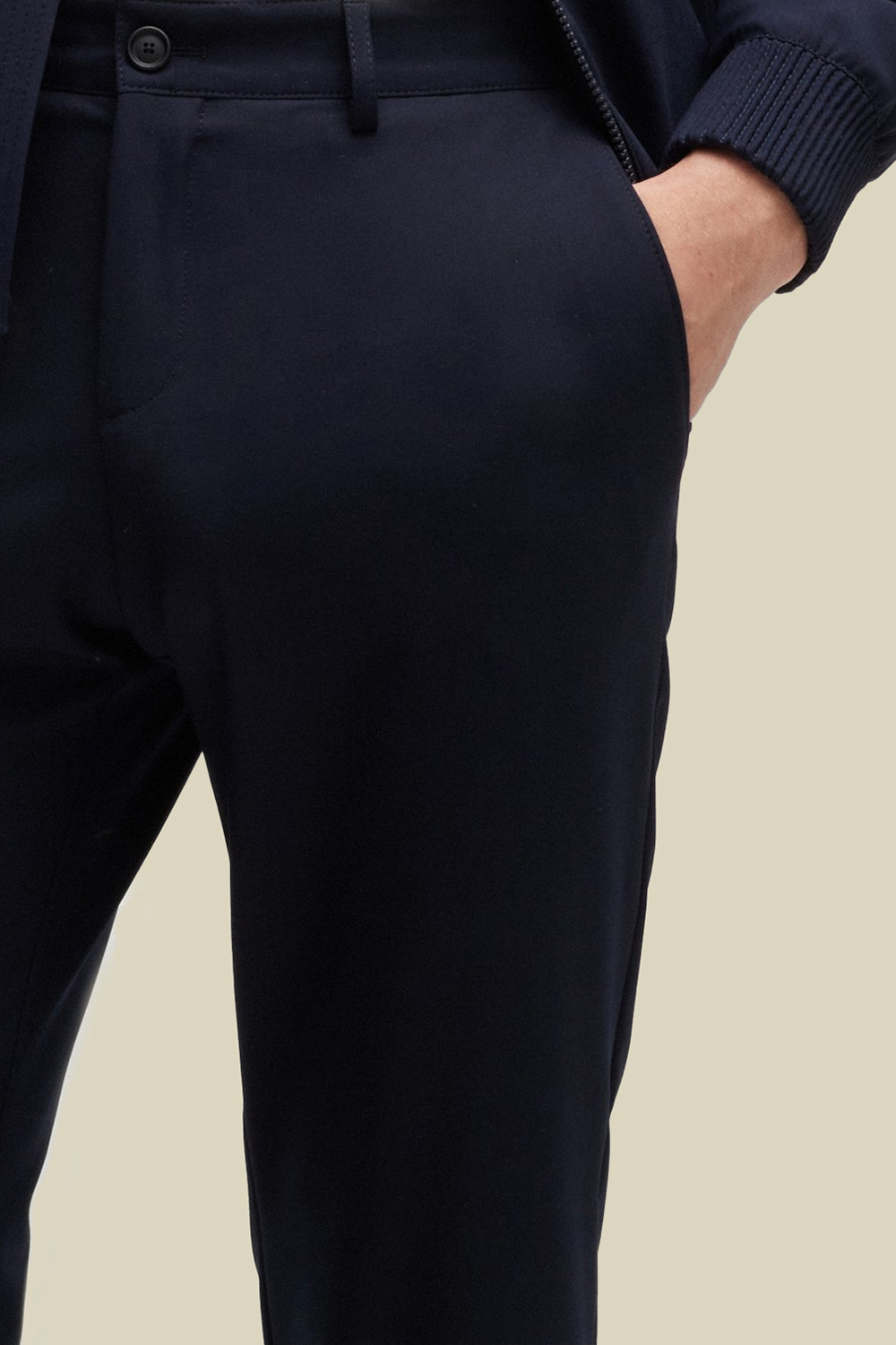 תמונת תקריב דוגמן של מכנסיים מחוייטים לנסיעות